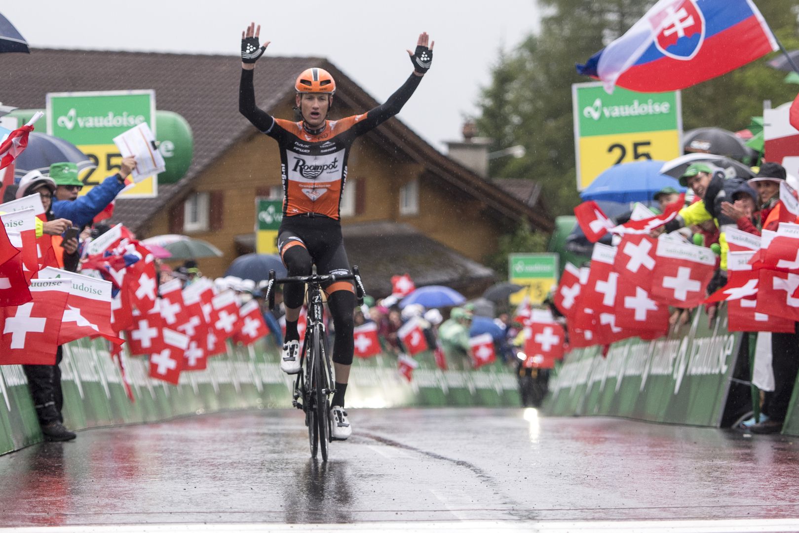 Šiestu etapu Tour de Suisse ukoristil Weening, na čele Kelderman