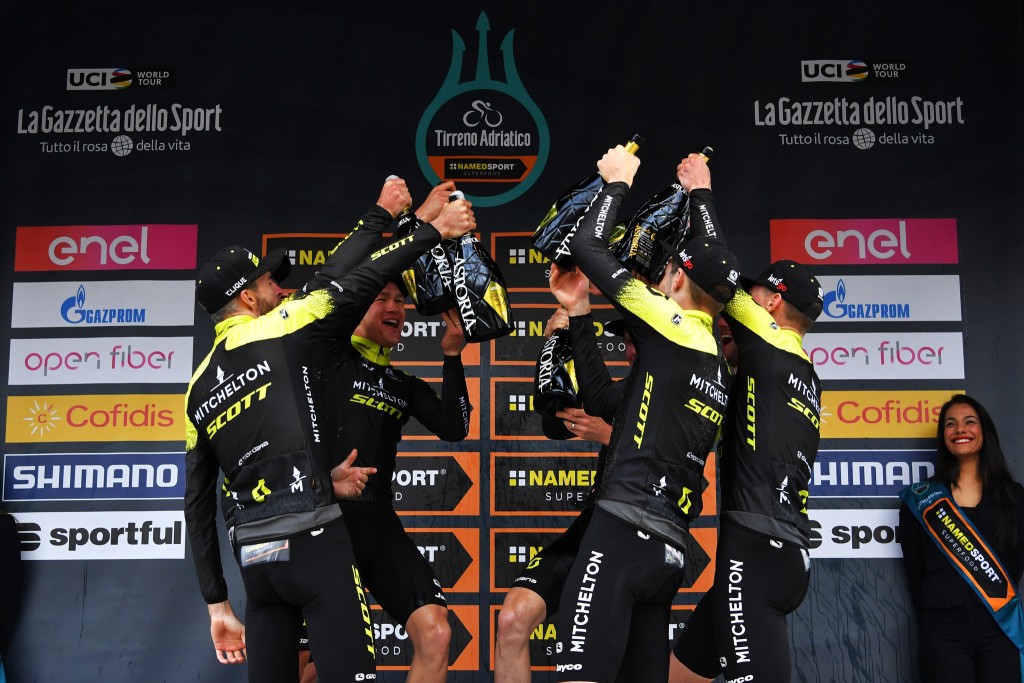 Tirreno – Adriatico 1.etapa: Mokrú tímovú časovku ovládol Mitchetlon – Scott